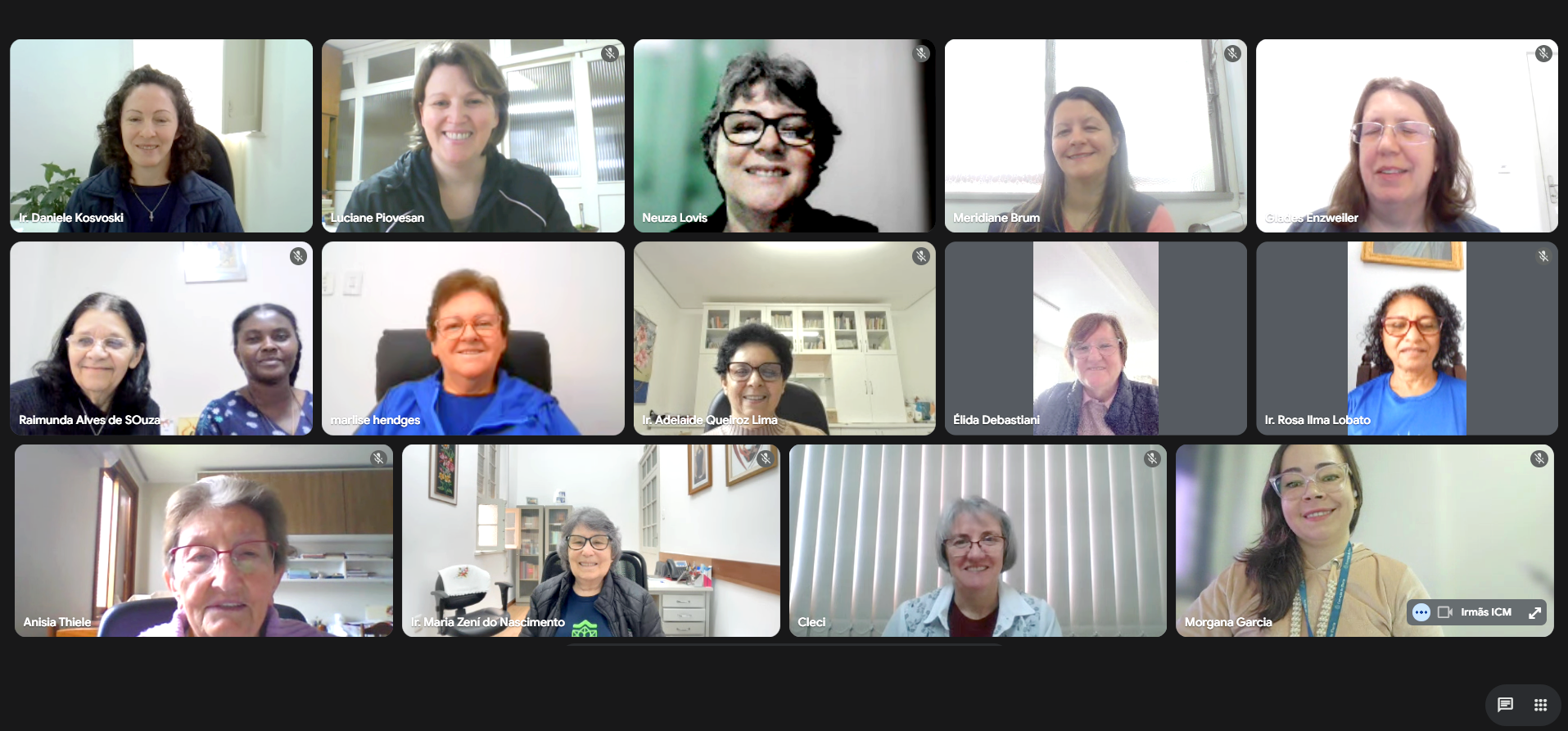 Irmãs reunidas online planejando o Retiro Congregacional